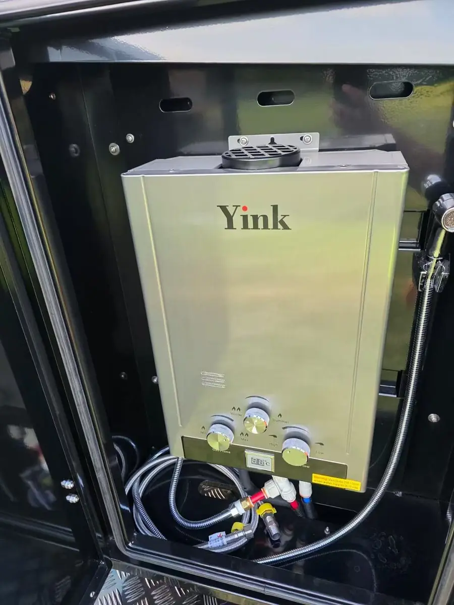 Gas hot water unit with shower hose